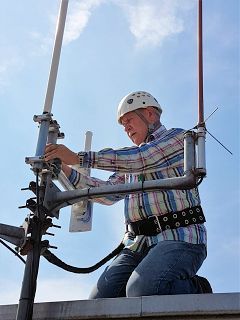 Hans-Jürgen DG4EZ beim Aufbau des 5GHz-Benutzerzuganges für das HAMNET